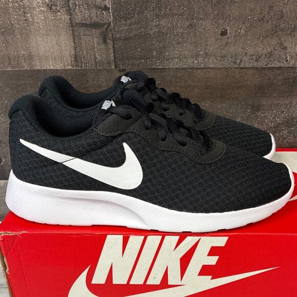 Nike Women's 5.5 Black White Tanjun Low Top Mesh Sneaker Athletic Running LB3-5 - Picture 4 of 6